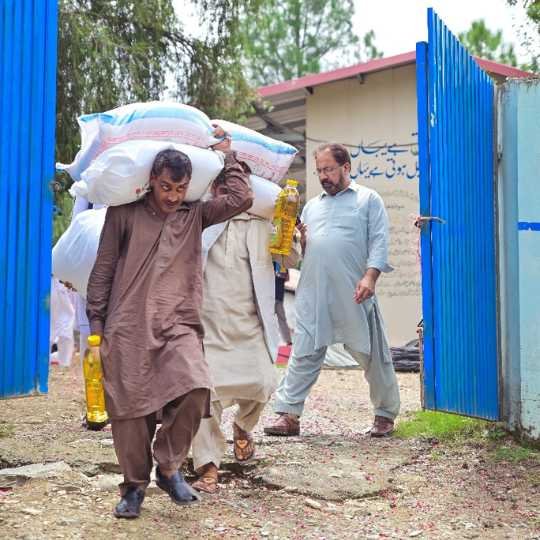Food packs distribution in Kashmir